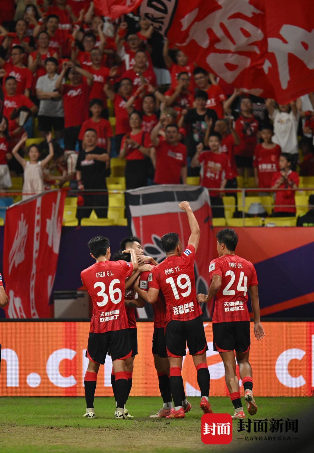 一支战胜强队的球队在锦标赛中大放异彩英文